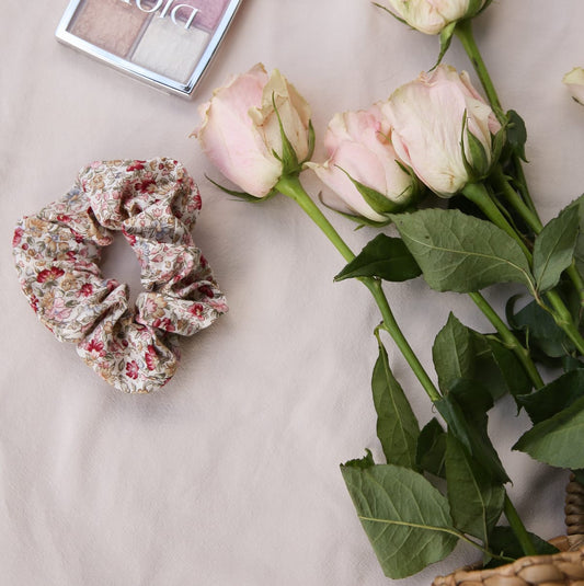 Scrunchie Red Blossom — women's cotton hair scrunchie in red floral print