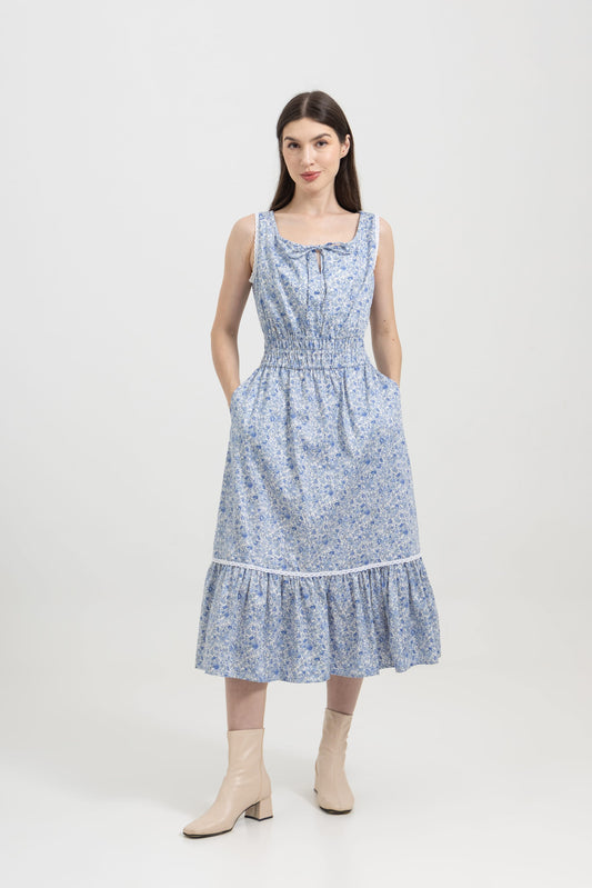 Bianca Blue Blossom, studio front