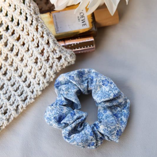 Scrunchie Blue Blossom detail — premium cotton blue blossom scrunchie