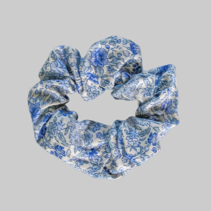 Scrunchie Blue Blossom — women's cotton hair scrunchie in blue floral print