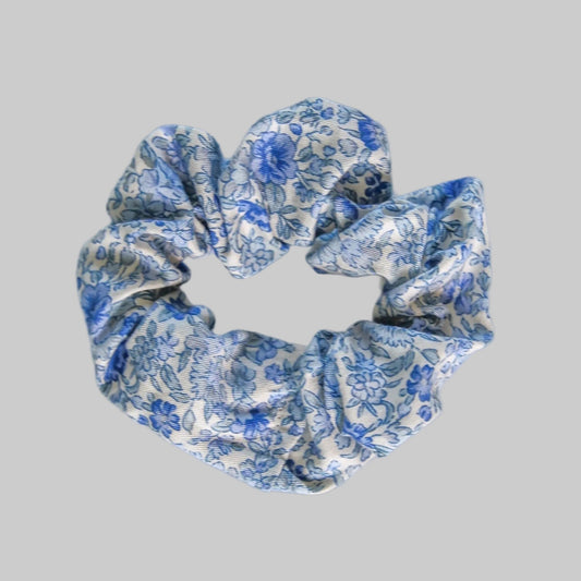 Scrunchie Blue Blossom — women's cotton hair scrunchie in blue floral print