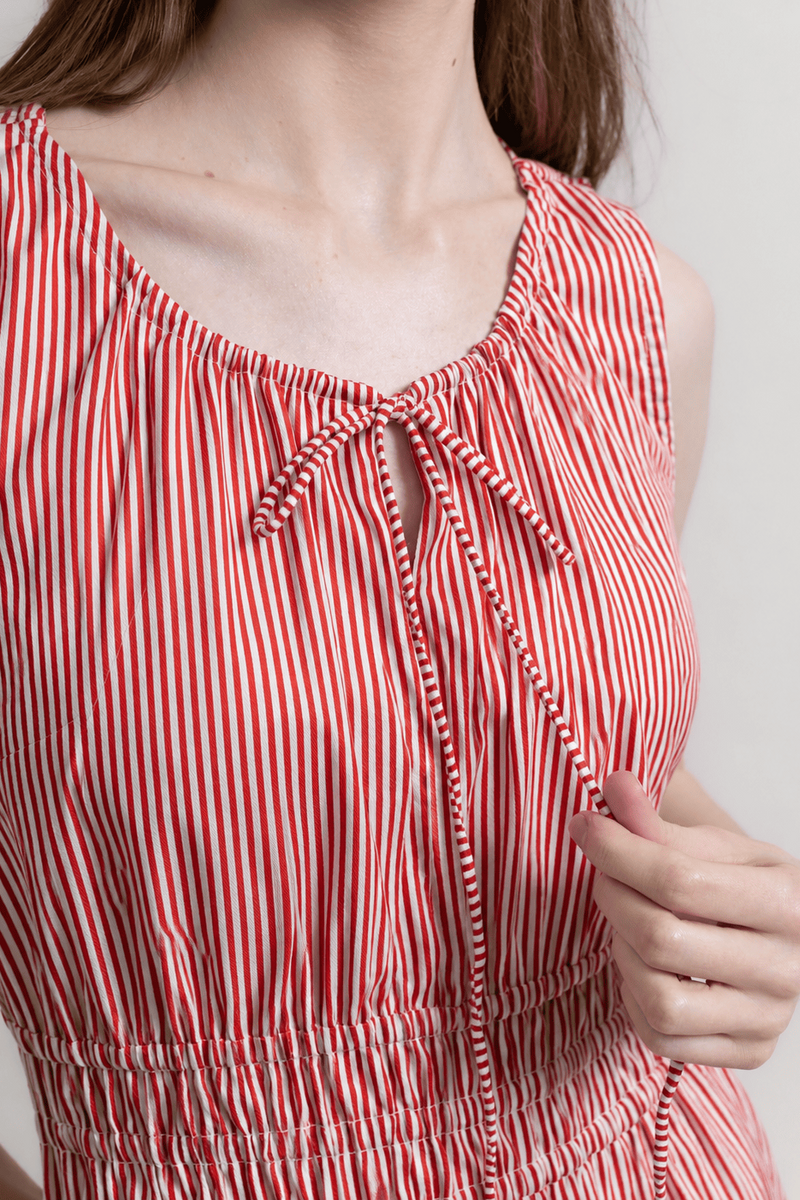 Martina Cherry, neckline detail